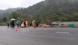 'Xế hộp' mất lái lao vào nhóm công nhân đang thi công, 5 người tử vong