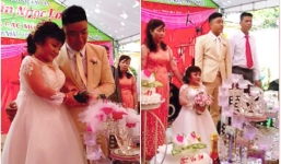 Đám cưới cổ tích: Chú rể cao 1m76 bế bổng cô dâu 'nấm lùn' 80cm lên ghế cắt bánh cưới