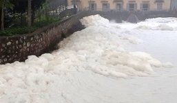 Hé lộ nguyên nhân bọt trắng như tuyết phủ kín dòng sông Châu Giang sau một đêm