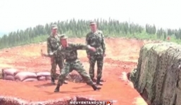 Binh sĩ Trung Quốc suýt chết vì đánh rơi lựu đạn