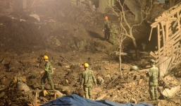 Vụ nổ lớn ở Bắc Ninh: Hàng trăm chiến sỹ công binh cầm đèn pin mót tìm đầu đạn trong đống đổ nát