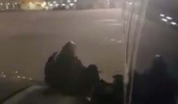 Hành khách gây sốc khi mở cửa thoát hiểm máy bay nhảy xuống đường băng vì sốt ruột