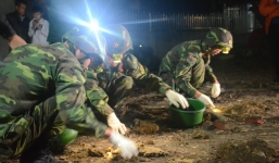 Vụ nổ lớn ở Bắc Ninh: Hàng trăm chiến sỹ công binh cầm đèn pin mót tìm đầu đạn trong đống đổ nát