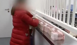 Người phụ nữ xách 27 tỷ đồng tiền mặt để mua sắm Tết, nhân viên bán hàng mỏi tay đếm tiền