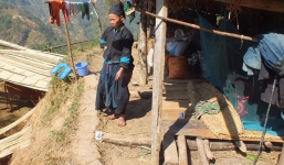 Bị đánh giữa đám đông, người vợ dùng búa gỗ đập chồng tử vong