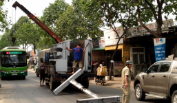 Khung sắt hơn 100kg văng khỏi xe tải rơi xuống đường đè nữ sinh bị thương