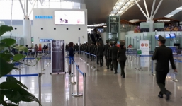 Máy bay chở Vũ 'nhôm' đáp xuống sân bay Nội Bài