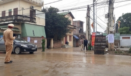 Người thân, láng giềng đau buồn đến viếng Chủ tịch huyện Quốc Oai