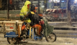 Cảnh tượng lạnh đầy khắc nghiệt tại Trung Quốc: Chị em phụ nữ quấn chăn, bịt kín lái xe máy đi làm