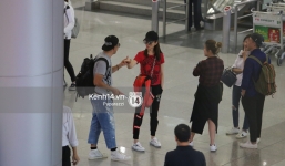 Vợ chồng Phạm Văn Phương - Lý Minh Thuận tay trong tay xuất hiện tại sân bay Tân Sơn Nhất