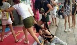 5 người phụ nữ đánh ghen, lột đồ của tình địch giữa phố