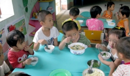 Trường mầm non cho trẻ ăn cơm cháy hàng ngày, lãnh đạo trường nói 'không có nhu cầu tiếp phóng viên'