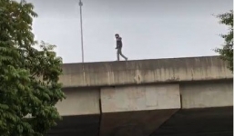 Nam thanh niên ngẫu hứng đi bộ ngắm sương mù trên lan can đường vành đai 3