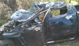 Xe đi đám cưới mất lái đâm vào gốc cây ven đường, 5 người thương vong