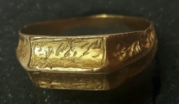 Tình cờ lái xe qua cánh đồng, tài xế bất ngờ tìm được 'kho báu' trị giá 13,5 nghìn USD