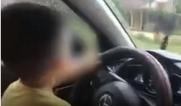 Clip người phụ nữ đạp chân ga, bé trai cầm vô lăng điều khiển ô tô giữa trời mưa khiến nhiều người hốt hoảng
