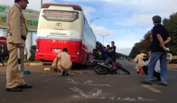 TNGT nghiêm trọng: Tông vào xe khách, cô giáo tử vong