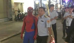 Bắt 'người nhện' bán hàng rong trên phố đi bộ Nguyễn Huệ