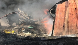 Cháy xưởng gia công giày lan sang trường mầm non, giáo viên ôm trẻ tháo chạy thục mạng