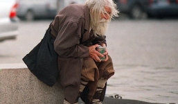 Cho lão ăn xin chiếc bánh mỳ, lo lắng trở về nhà, người phụ nữ phát hiện 1 thứ ngay ở cửa