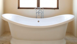 Bà bầu qua đời vì điện giật khi vừa tắm vừa sạc điện thoại