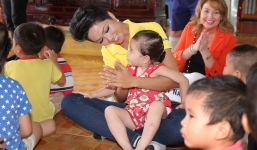 Hoa hậu H'Hen Niê rạng ngời đi từ thiện sau đăng quang