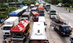 Tài xế đồng loạt dừng xe ở BOT Sóc Trăng, quốc lộ 1 tê liệt hoàn toàn