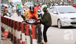 Nhiệt độ giảm sâu còn 13 độ, người Hà Nội sáng tạo đủ cách bá đạo chống rét: Trùm chăn ra đường, bịt kín cả người lẫn xe