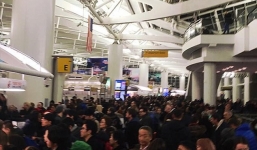 Khung cảnh hỗn loạn tại sân bay JFK sau 'bom bão tuyết': Hơn 6000 chuyến bay bị hủy bỏ, 2 vụ va chạm máy bay xảy ra