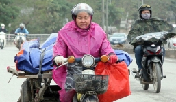 Hà Nội: Gió thổi mạnh, nhiều người đi xe máy chao đảo khi qua cầu vượt, tòa nhà cao tầng