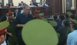 Phạm Công Danh ngất xỉu tại toà, được đưa ra ngoài chăm sóc đặc biệt