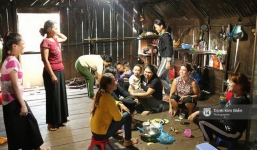 Không khí nô nức trong gian bếp khi bà con, hàng xóm tụ họp chuẩn bị bữa cơm đón Hoa hậu H'Hen Niê về nhà