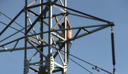 Thót tim phút giải cứu thanh niên nghi 'ngáo đá' trèo lên cột điện cao thế