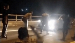 Khởi tố nhóm thanh niên cầm kiếm chặn ôtô xin tiền trên cao tốc