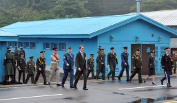 Quan chức Hàn - Triều gặp nhau tại làng đình chiến Bàn Môn Điếm