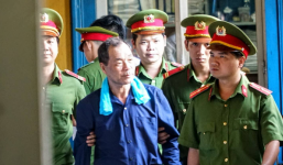 Phạm Công Danh rời phòng xử án lần thứ 3 để bác sĩ chăm sóc sức khỏe