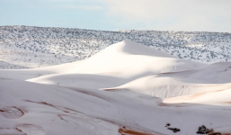 Thế giới lạnh siêu mạnh đến mức sa mạc Sahara nóng bỏng cũng bị tuyết phủ tới 40 cm