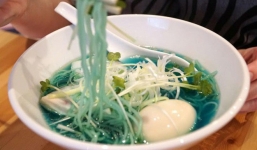 Độc đáo tô mì 'xanh lè' ở Nhật Bản mới nhìn qua cứ tưởng là trò đùa