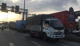 4 xe tải va chạm liên hoàn, xa lộ Hà Nội ùn ứ kéo dài nhiều giờ