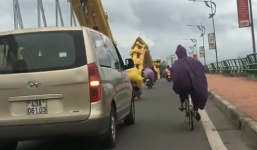 Cảm động trước hình ảnh ôtô chạy chậm chắn gió giúp người đi xe đạp qua cầu