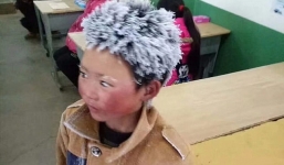 Cậu bé TQ bị đóng băng toàn bộ tóc vì trời giá rét