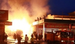 2 xe bồn bốc cháy dữ dội khi đang tiếp nhiên liệu tại nhà máy cồn