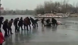 Cảm động 'sợi dây sống' gồm 20 người giải cứu 2 mẹ con rơi xuống hồ băng