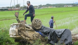 Xe taxi mất lái, san bằng hàng cột mốc bên đường rồi phi xuống ruộng nằm 'phơi bụng'