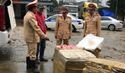 Xe giường nằm chở 5 tạ nội tạng động vật bốc mùi hôi thối đi tiêu thụ