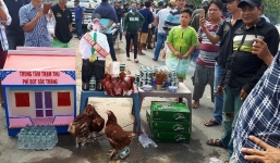 Sau múa lân, tài xế mang đồ mã, gà vịt đến cúng trạm BOT Sóc Trăng