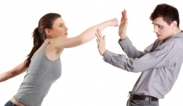 58 người chồng ở Nghệ An bị vợ dùng vũ lực bạo hành thân thể trong năm 2017