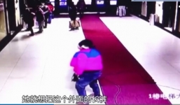 Người phụ nữ đẻ rơi con ngay ở lối vào bệnh viện