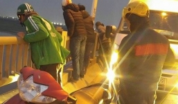 Hà Nội: Nam thanh niên đang đi ô tô bất ngờ mở cửa, nhảy xuống sông