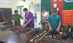 Triệt phá kho hàng nóng 'cực khủng' có súng điện, roi điện, dao kiếm, mã tấu
